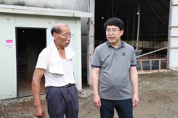 맹정호 서산시장이 8일 태풍으로 피해를 입은 양계농가를 방문해 피해 상황을 확인하고 피해 주민을 위로하고 있다