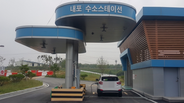 수소연료전기차가 수소연료충천소에서 충전하고 있다.