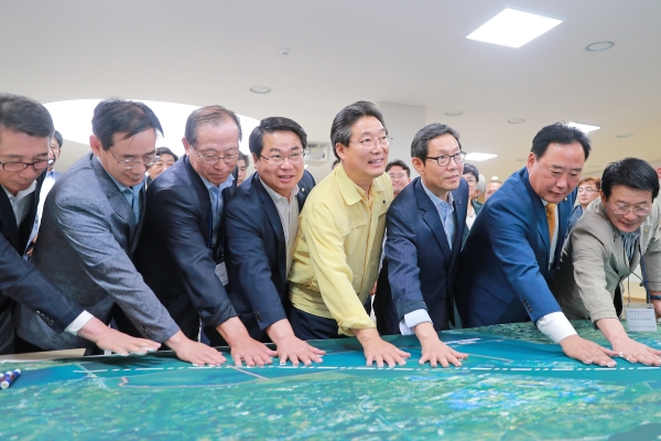 오세현 아산시장이 김홍장 당진시장 등과 함께 땅을 되찾자는 의미의 손도장 찍기 퍼포먼스를 하고 있다.