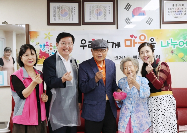 관저1동 동네마실행사에 장종태 구청장 모습