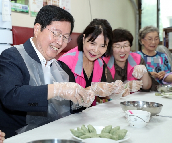 관저1동 동네마실행사에 장종태 구청장 모습