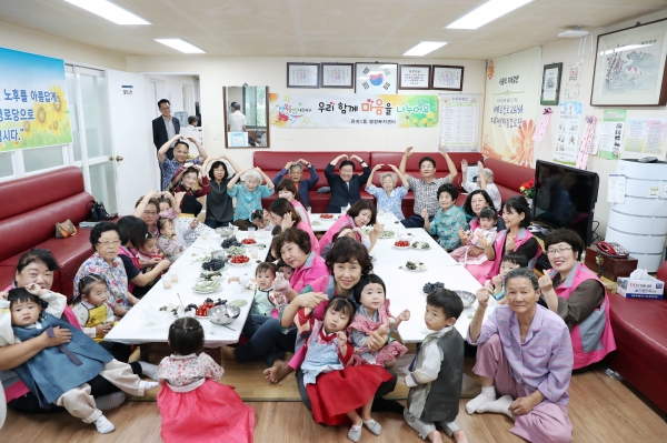 관저1동 동네마실행사에 장종태 구청장 모습