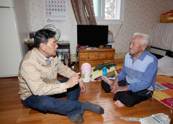 명절 맞이 어려운이웃 위문하는 가세로 군수