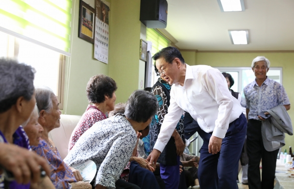 10일 엄사면 도곡리에서 삶을 바꾸는 복지 「희망지피기 사업」의 첫 결실을 축하하는 ‘함께 사는 동네만들기’ 행사가 개최