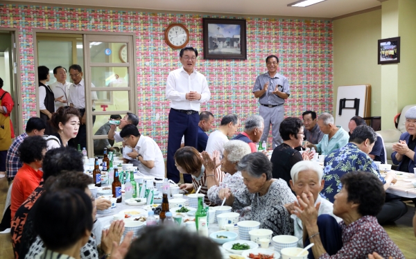 희망지피기 사업 결실을 축하하기 위해 참석한 최홍묵 계룡시장
