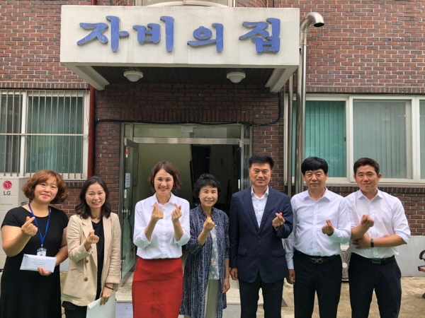 본부장 김경백(오른쪽 3번째), 대전자혜원 대표이사 윤부덕(오른쪽 4번째)