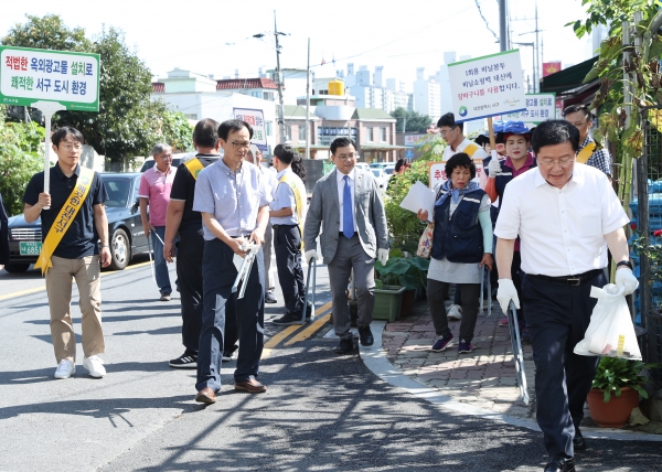명절 맞이 대청소 행사에 동참 중인 장종태 구청장