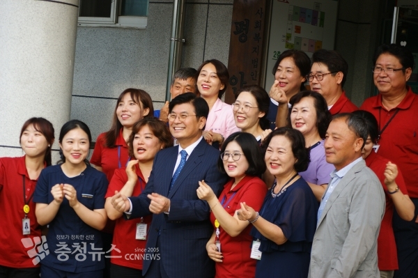 이춘희 세종시장은 10일 오후 추석을 맞아 세종시 연동면 노인복지시설인 평안의 집을 방문해 어른신들을 격려 하고, 직원들과 함께 기념촬영을 하고 있다. / 충청뉴스 최형순 기자