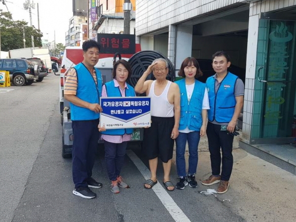 (첫번째)권흥주 대전봉사체험교실회장, (세번째)공상군경 안복O님