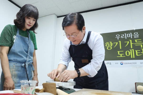 정림동 행정복지센터를 방문, 지역주민과 함께 도자기 공예품 만들기 프로그램에 직접 참여한 장 청장