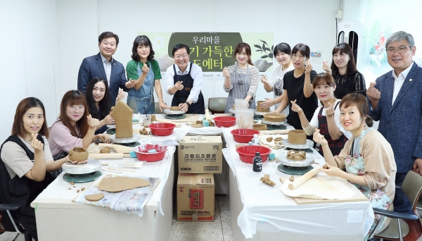 정림동 행정복지센터를 방문, 지역주민과 함께 도자기 공예품 만들기 프로그램에 직접 참여하며 지역특성을 반영한 주민 대상 프로그램 활성화 방안을 모색하는 대화의 시간가져