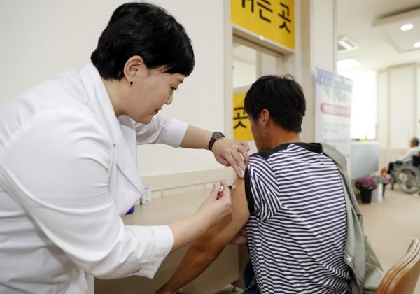 인플루엔자 예방접종 모습