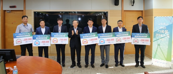 한국서부발전 김병숙 사장(좌측 4번째)이 우수기록물에 선정된 수상자들과 기념촬영을 하고 있다