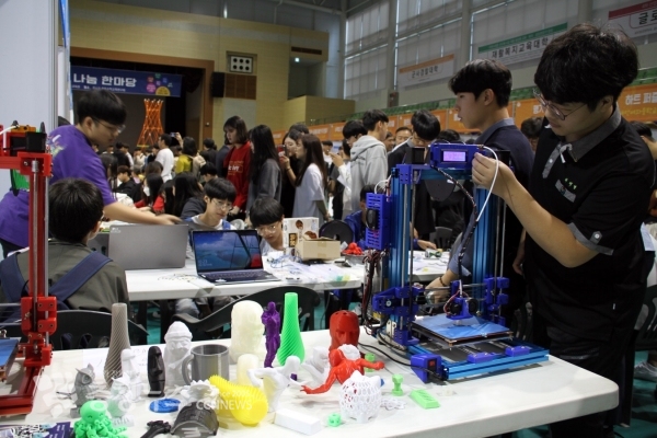 제9회 수학 탐구나눔 한마당에 참여한 수학동아리들이 부스를 운영하는 모습.