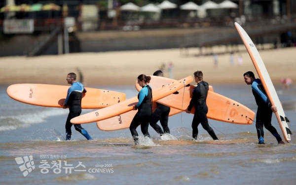 만리포해수욕장을 찾은 외국인 관광객
