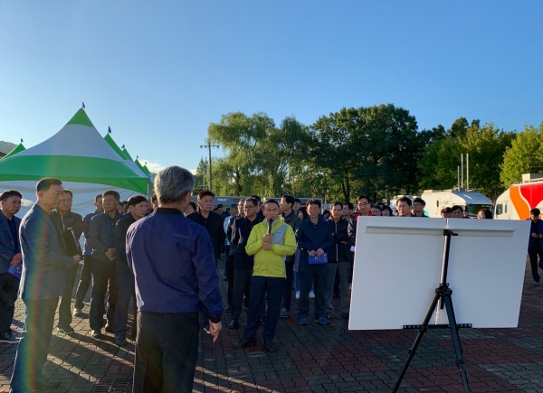 23일 오전 천안삼거리공원에서 구본영 시장(천안문화재단 이사장)을 비롯한 시 간부공무원, 문화재단 임직원 등이 축제 준비상황을 종합적으로 점검하고 있다.