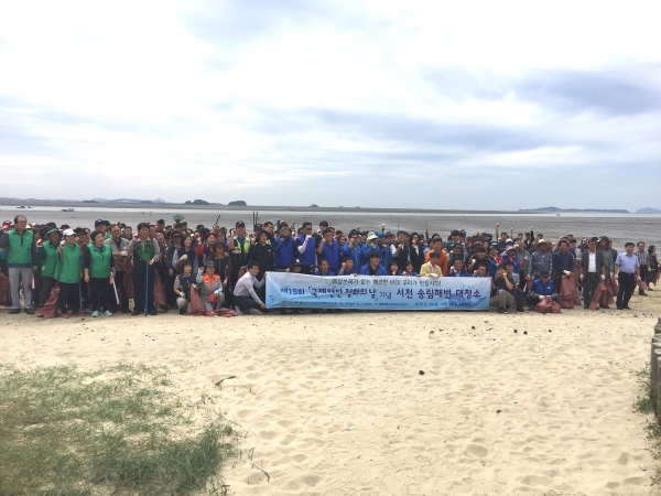 서천군, ‘국제 연안정화의 날’ 맞아 송림해변 대청소 실시