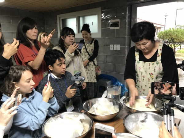 농촌관광 서포터즈가 경북 상주 은자골과 밤원마을에서 막걸리 만들기 체험 중