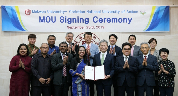 목원대 권혁대 총장(앞줄 왼쪽에서 다섯 번째)과 인도네시아 암본 기독교 국립 대학교 아구스티나 카키아이 총장(앞줄 왼쪽에서 네 번째)을 비롯한 양 대학 관계자들이 함께 기념촬영