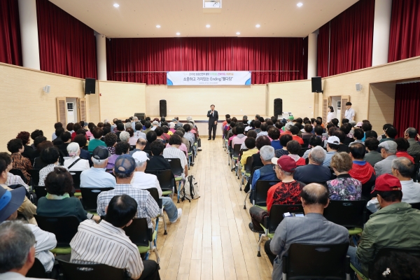 장종태 서구청장이 지난 20일 유등노인복지관에서 100명의 수강생이 참석한 가운데 열린 ‘소중하고 가치 있는 Ending 웰다잉’ 종강식에서 인사말