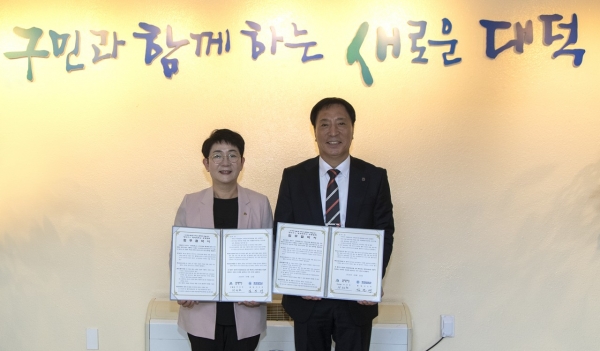 대덕구는 23일 구청에서 목원대, 배재대와 각각 ‘신탄진 도시재생 뉴딜사업 거버넌스 협력체계 구축을 위한 공동 업무 협약’을 체결했다. 박정현 대덕구청장(왼쪽)과 배재대 김선재 총장