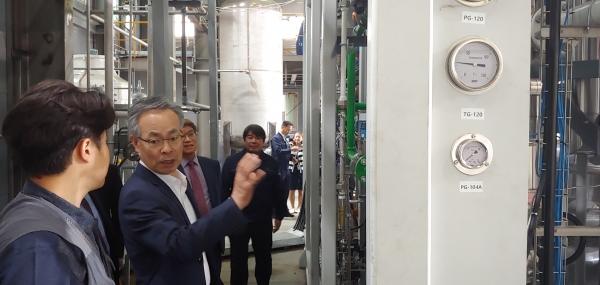 협약식 후 가스기술공사 고영태 사장 외 임원들은 제이엔케이히터 담당직원의 안내로 산업용가열로 및 수소추출기 제작현장 시찰 모습