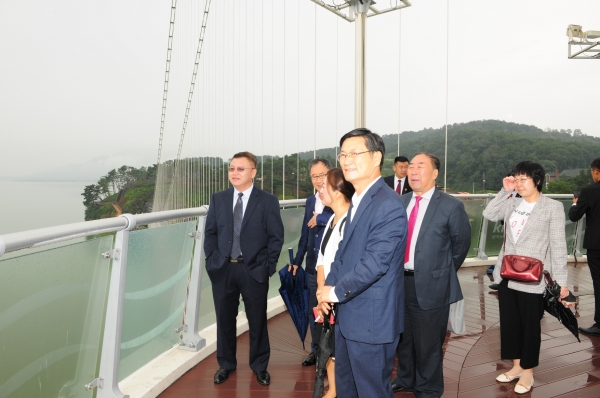 지린성 관계자 출렁다리 방문 모습