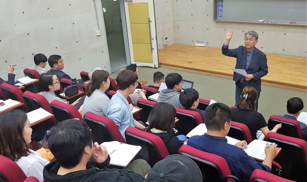 정강환(오른쪽) 배재대 관광축제리조트경영학과 교수 강의 모습