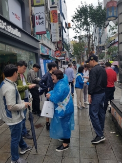 금산군바르게살기협의회 -부산에서 홍보 활동 모습