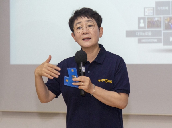 박정현 대덕구청장이 지난 7월초 주민들에게 지역화폐 대덕e로움을 소개하는 모습