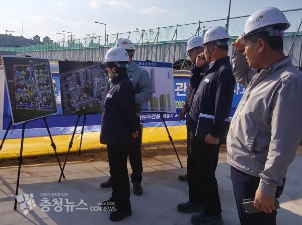 김진숙 행정중심복합도시건설청장(사진 가운데)은 24일 집현리(4-2생활권) M1구역 건설현장을 방문하여 안전점검을 실시했다.
