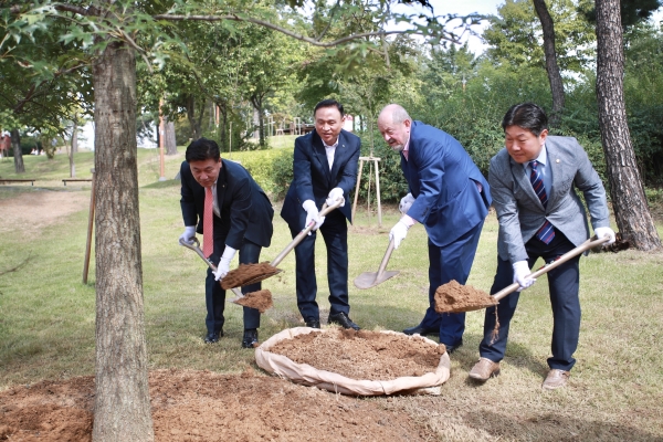 구본영 시장과 데니 도일(Denny Doyle) 비버튼 시장은 행사에서 기념식수 모습
