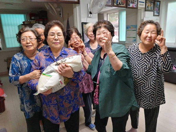 천안시는 24일부터 3,000만 원의 예산을 투입해 관내 737개 경로당에 찹쌀(10kg)을 제공하는 ‘경로당 찹쌀 보급사업’을 추진한다. 어르신들이 찹쌀을 받고 기뻐하고 있다.