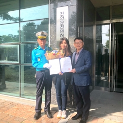 운전면허 학과시험 최초합격자에게 인증서 전달