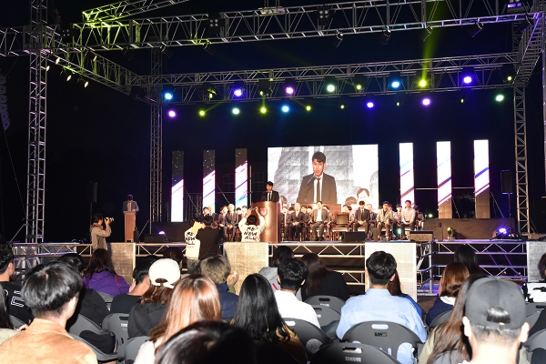 대동제를 준비한 김동영 목원대 총학생회장이 무대에 올라 소감을 말하고 있다