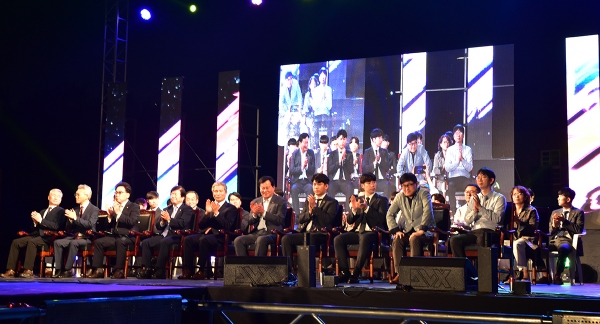 권혁대 총장(앞줄 왼쪽에서 다섯 번째)과 박병석(앞줄 왼쪽에서 네 번째), 이은권 국회의원(앞줄 왼쪽에서 여섯 번째) 등 대동제 개회식에 참석한 내‧외빈이 축제 개막을 축하하고 있다.