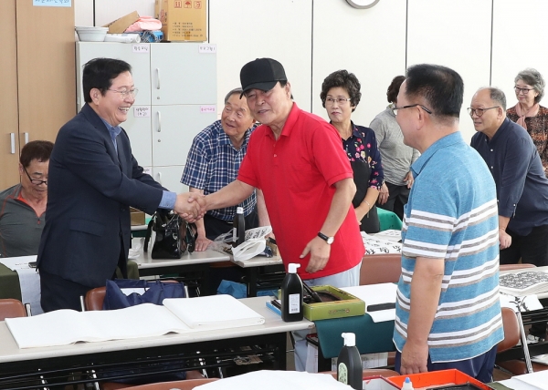 용문동 동네마실 행사에 나선 장 청장