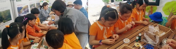 '제48년차 전국FFK전진대회'에서 홍보부스를 방문한 유아들을 대상으로 산림교육프로그램인 '편백나무 소원팔찌 만들기' 진행