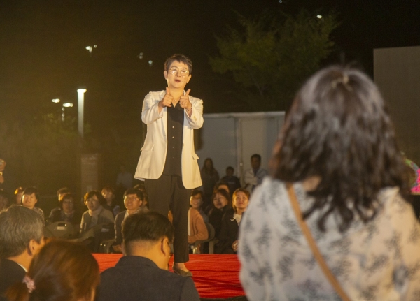 행사 중앙무대에서 구민과의 토크쇼를 진행하고 있는 박정현 대덕구청장 모습