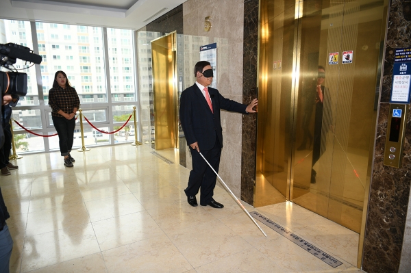 황선봉 군수 시각장애 체험(엘리베이터 홀 통과).