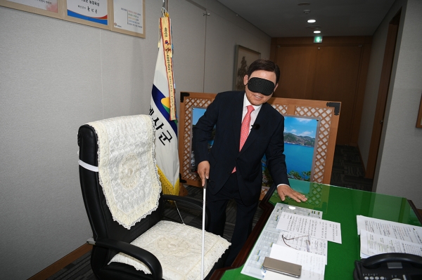 황선봉 군수 시각장애 체험(집무 책상에 앉기)