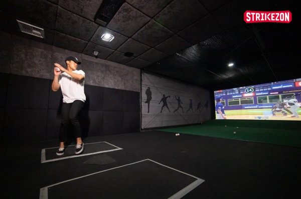 스트라이크존이 입점되어 있는 미국 LA 매장에서 고객이 스크린야구를 즐기고 있다