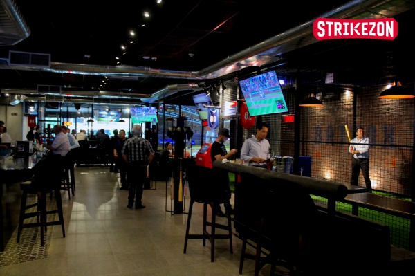 스트라이크존이 입점되어 있는 멕시코 몬테레이 매장에서 외국인 고객들이 게임을 즐기고 있다