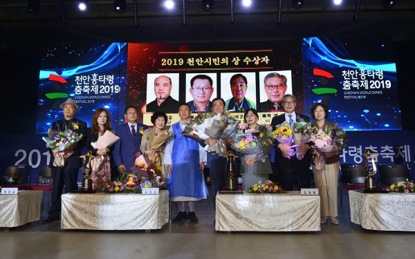 지난 25일 천안삼거리공원 흥타령극장 주무대에서 제36회 천안시민의 상 시상식이 열려 수상자들이 구본영 시장과 기념촬영을 하고 있다.