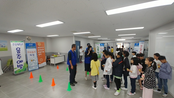 26일 관평초등학교에서 학생들이 건강체험 실시