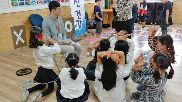 26일 관평초등학교에서 학생들이 건강체험 실시