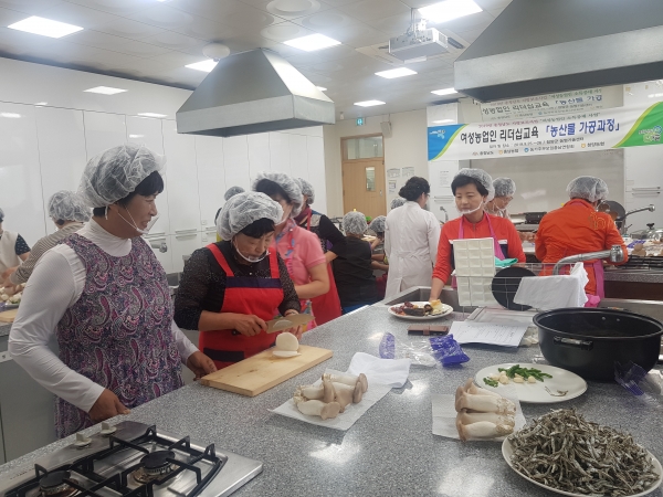 충남지역 여성농업인 및 다문화여성농업인들이 여성농업인 리더쉽교육 과정을 통해 농산물 장아찌 제조 과정을 배우고 있다.