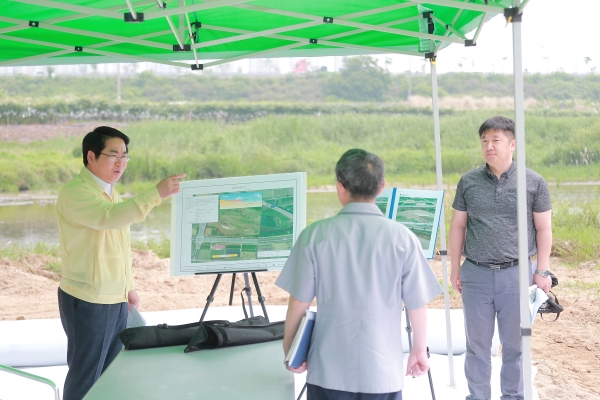 지난 7월 1일, 여름 재해 대비 안전총괄과장과 함께 곡교천 복구공사현장을 방문 오세현 아산시장