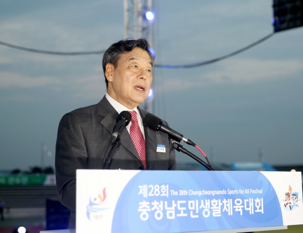 충남도민생활체육대회 개회식에서 가세로 군수 환영사 모습