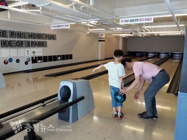 볼링 활동 중인 학생들 모습